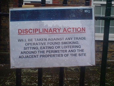 © Robert Rotifer Schild: Disciplinary Action will be taken against any trade operative foiund smoking, sitting, eating or loitering around the perimeter and the adjacent properties of the site.